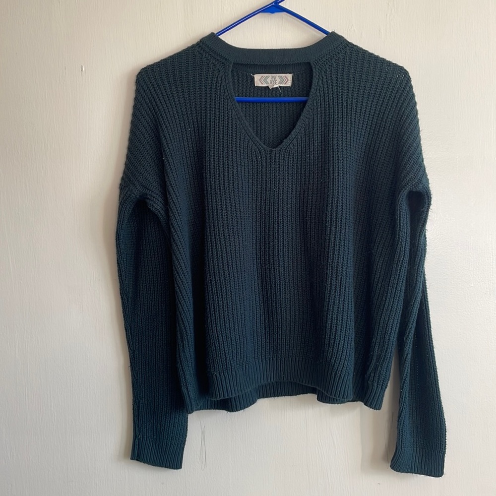 Earth green pink rose sweater size medium. Full length with a key hole neck.